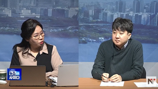 이준석(오른쪽) 국민의힘 대표가 18일 오전 인터넷매체 뉴스토마토의 유튜브 채널에서 방송하는 '노영희의 뉴스in사이다'에 출연해 진행자 노영희(왼쪽) 변호사와 대담하고 있다.[유튜브 채널 '뉴스토마토' 영상 갈무리]